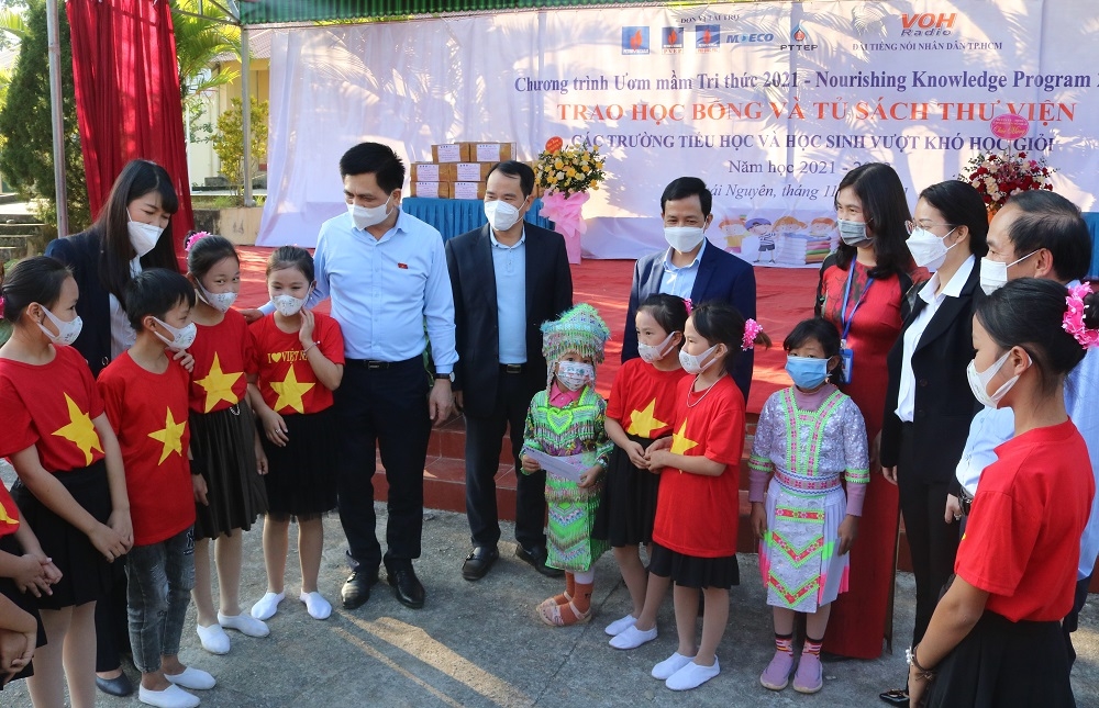 Các đại biểu thăm hỏi, động viên học trò trường Tiểu học Đông Bo (Tràng Xá, Võ Nhai, Thái Nguyên)