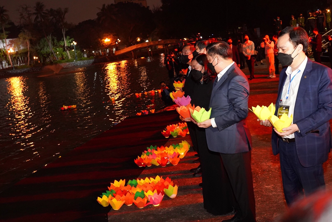 Lãnh đạo Đảng, Nhà nước, MTTQ Việt Nam; đại diện lãnh đạo các ban, bộ, ngành Trung ương và TP. Hà Nội thực hiện nghi thức thả hoa đăng tại hồ Bảy Mẫu - Hà Nội. (Ảnh Lê Huy)