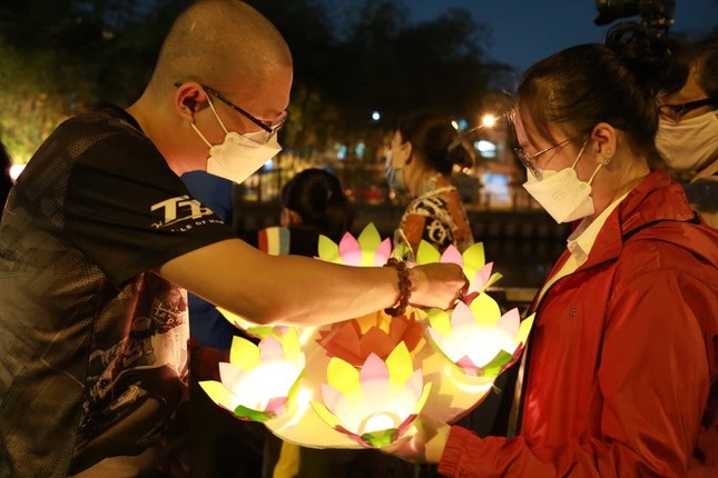 Những người trẻ ở TP. Hồ Chí Minh đến tham gia thả hoa đăng ở chùa Pháp Hoa tưởng niệm đồng bào mất vì đại dịch COVID-19 