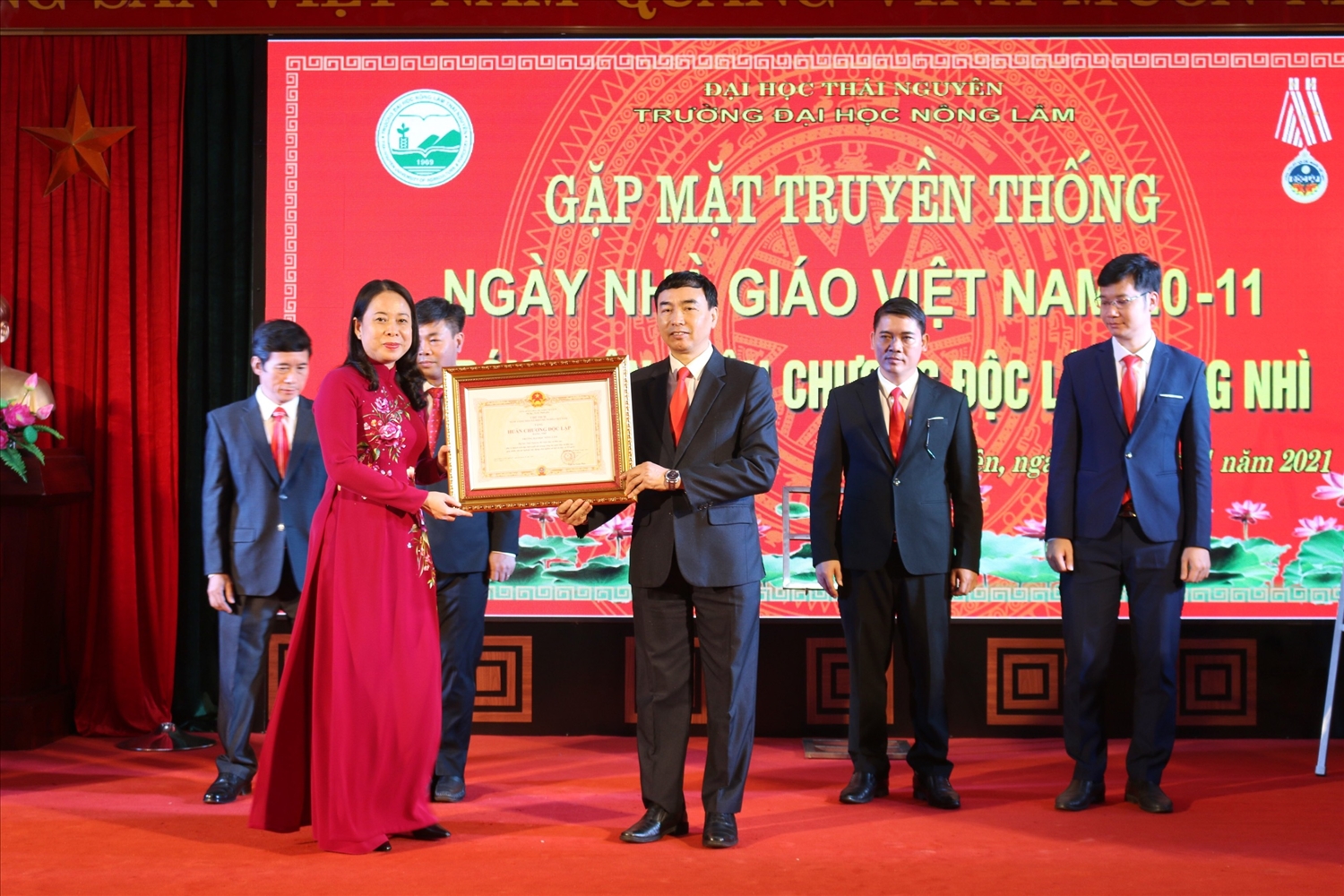 Phó Chủ tịch nước Võ Thị Ánh Xuân trao Huân chương Lao động hạng Nhì cho Lãnh đạo Nhà trường