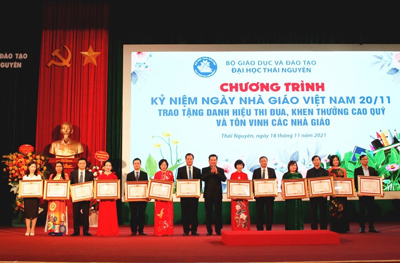 Đồng chí Lê Quang Tiến, UVBCH Đảng bộ, Phó Chủ tịch UBND tỉnh Thái Nguyên trao Bằng khen của Thủ tướng Chính phủ cho 1 tập thể và 12 cá nhân của Đại học Thái Nguyên