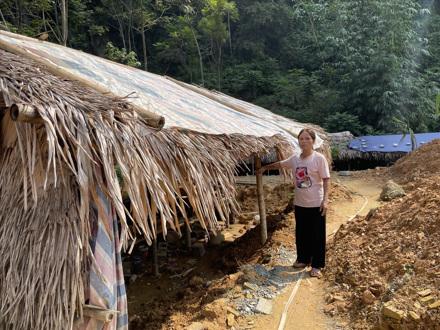 Bà Phạm Thị Dinh, thôn Cú, huyện Bá Thước cho biết phải dựng lều để tránh ngập nước khi trời mưa