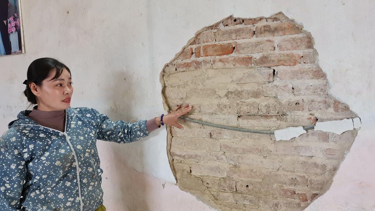 Trong quá trình thi công dự án, gia đình bà Thanh còn bị ảnh hưởng như tường nhà bị nứt, bong tróc từng mảng lớn