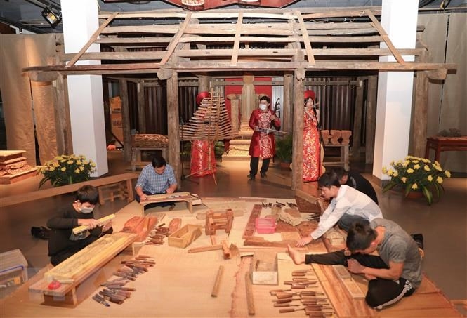 Trưng bày các sản phẩm điêu khắc gỗ của Làng nghề mộc truyền thống Áng Phao, xã Cao Dương, huyện Thanh Oai, Hà Nội. (Ảnh: Thanh Tùng/TTXVN)