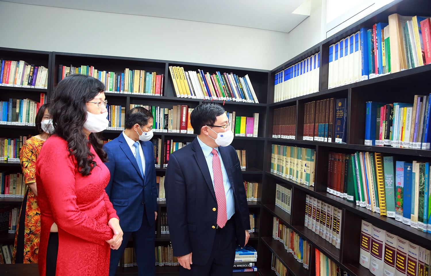 Phó Thủ tướng Thường trực Phạm Bình Minh thăm tòa nhà thư viện của Học viện – nơi lưu trữ trên 2.000 cuốn sách do cố Phó Chủ tịch Hội đồng Bộ trưởng Nguyễn Cơ Thạch sưu tầm trong suốt quá trình công tác và cả nghỉ hưu lúc sinh thời.