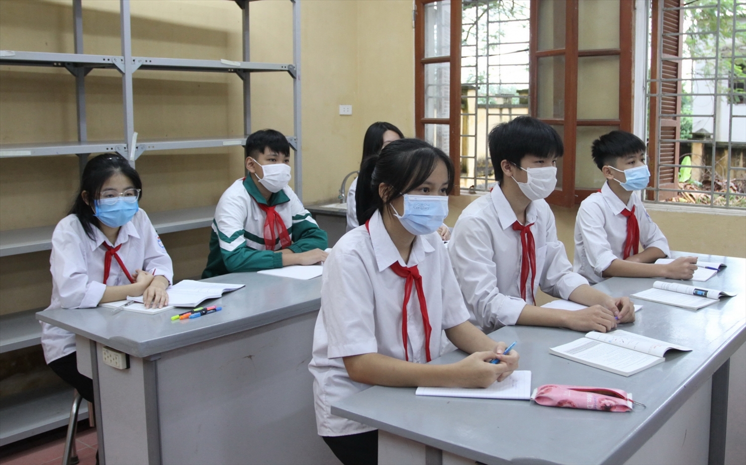 Từ ngày 22/11/2021, học sinh lớp 9 của 17 huyện, thị xã ở Hà Nội sẽ đi học trở lại. Ảnh minh họa