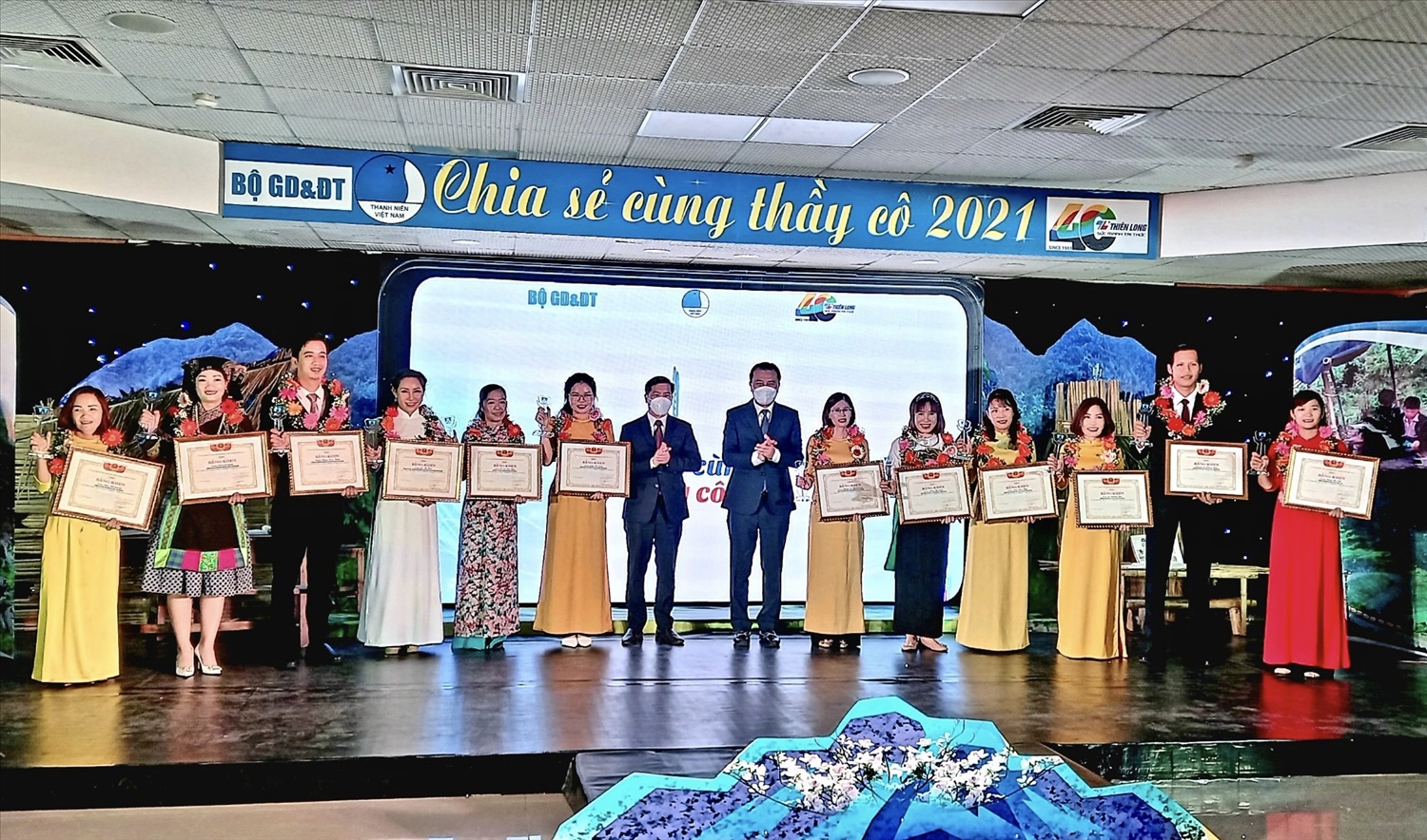 Thứ trưởng Bộ Giáo dục và Đào tạo Nguyễn Hữu Độ tặng Bằng khen Trung ương Hội Liên hiệp Thanh niên Việt Nam, Bộ Giáo dục và Đào tạo