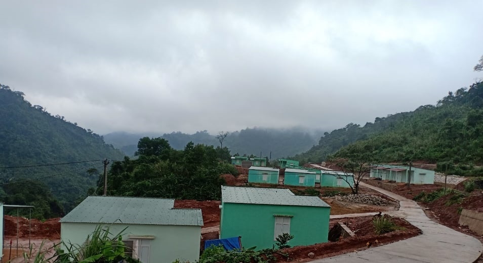  34 hộ gia đình người Chứt ở bản Cha Lo (xã Dân Hóa) đã vào nhà mới, nỗi lo lở núi, trôi nhà sẽ mãi mãi để lại nơi bản cũ
