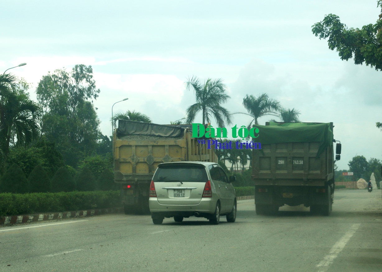 Các “hung thần” xe tải chạy khắp các tuyến đường KKT Dung Quất 