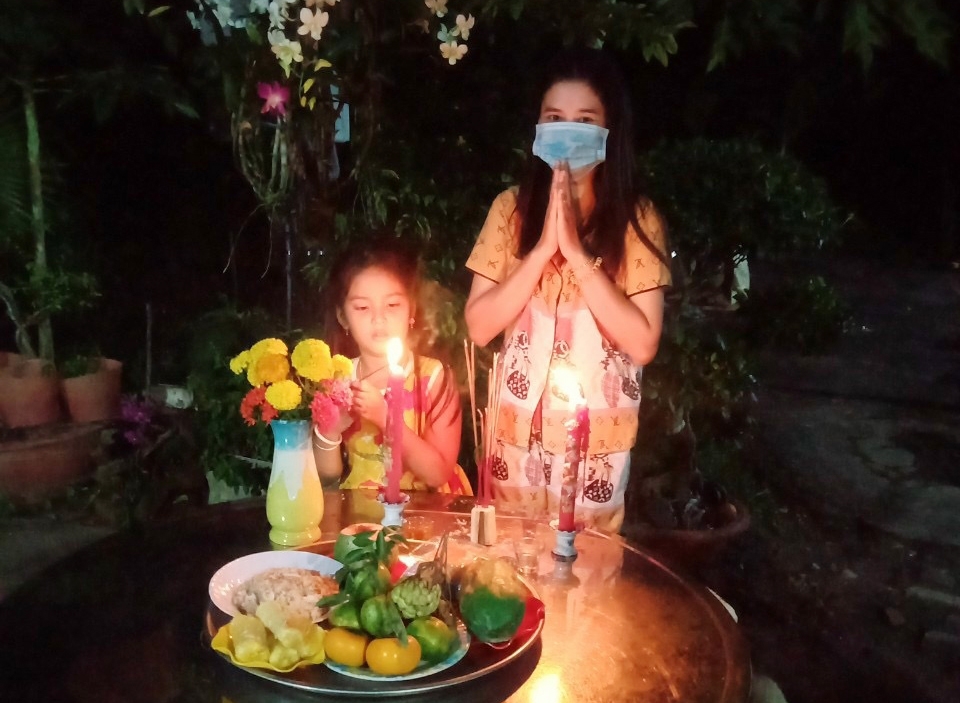 Đồng bào Khmer thực hiện nghi lễ cúng trăng tại nhà 