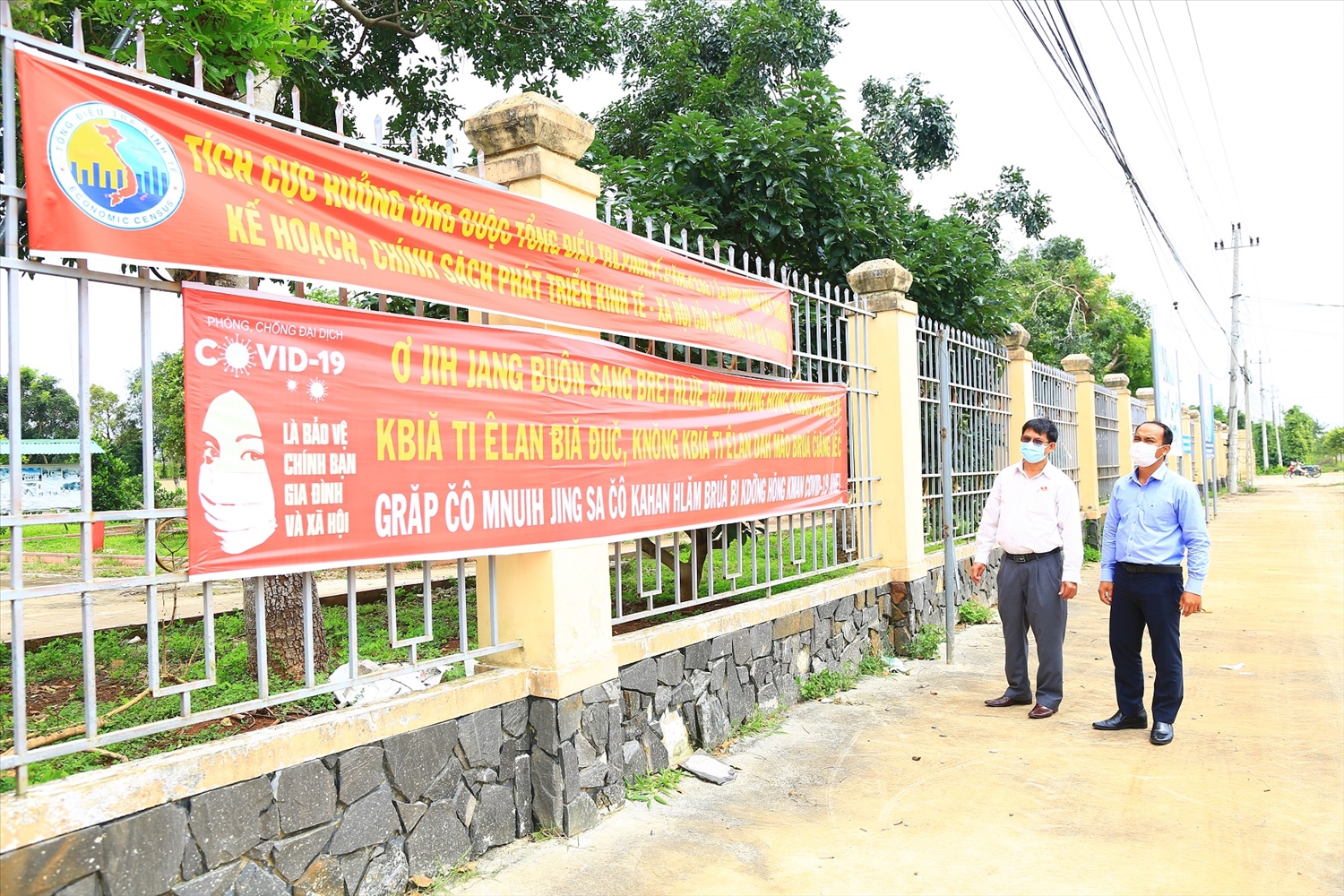 Băng rôn tuyên truyền bằng tiếng DTTS tại huyện Cư Kuin