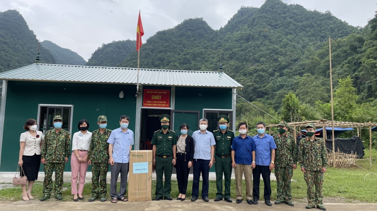 Các cấp chính quyền địa phương huyện Trùng Khánh thăm hỏi động viên cán bộ chiến sĩ Đồn Biên phòng Ngọc Chung phòng, chống dịch Covid-19