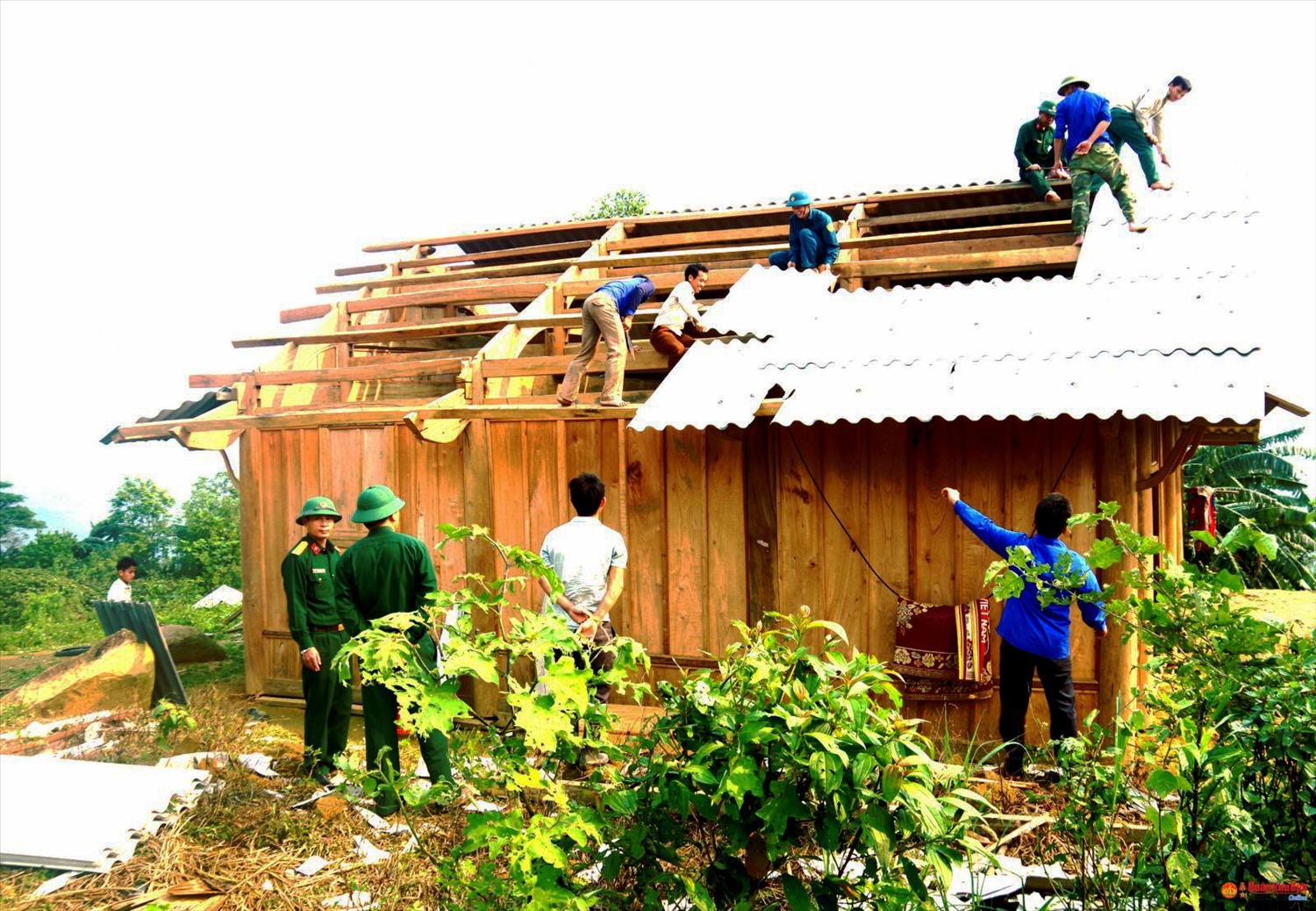 Cán bộ, nhân viên Đoàn KT-QP 4 hỗ trợ các gia đình khó khăn lợp lại nhà bị hư hỏng, tốc mái