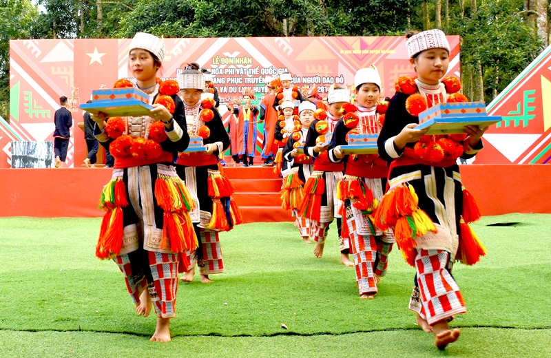 Nghệ thuật trang trí lên trang phục của người Dao đỏ ở Tuyên Quang đã được công nhận là di sản văn hóa phi vật thể cấp quốc gia