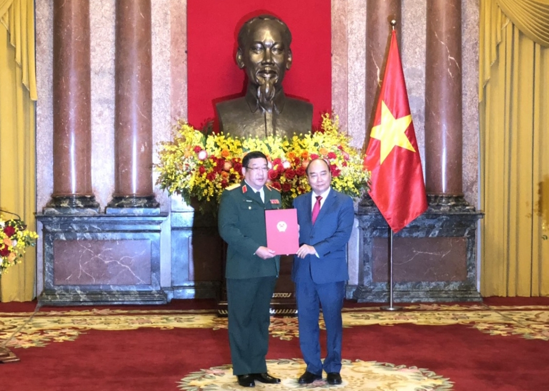 Chủ tịch nước Nguyễn Xuân Phúc trao Quyết định thăng quân hàm Thượng tướng cho Thứ trưởng Phạm Hoài Nam