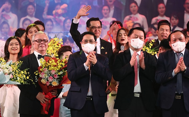 Thủ tướng Phạm Minh Chính tặng hoa cho các nghệ sĩ, diễn viên trong chương trình nghệ thuật đặc biệt “Niềm tin và khát vọng”