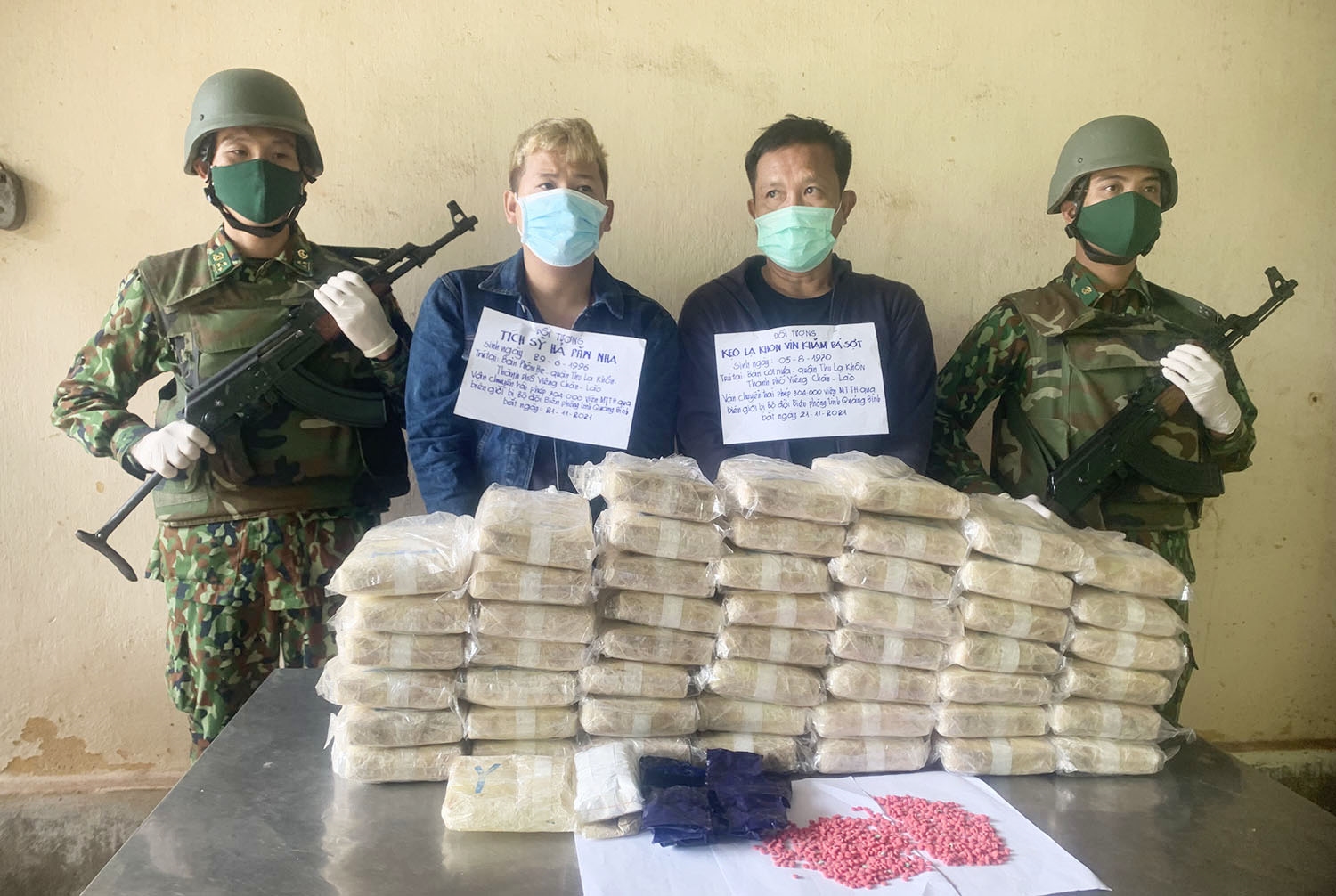Hai đối tượng người Lào và số ma túy tổng hợp bị bắt giữ. (Ảnh: BĐBP tỉnh Quảng Bình)