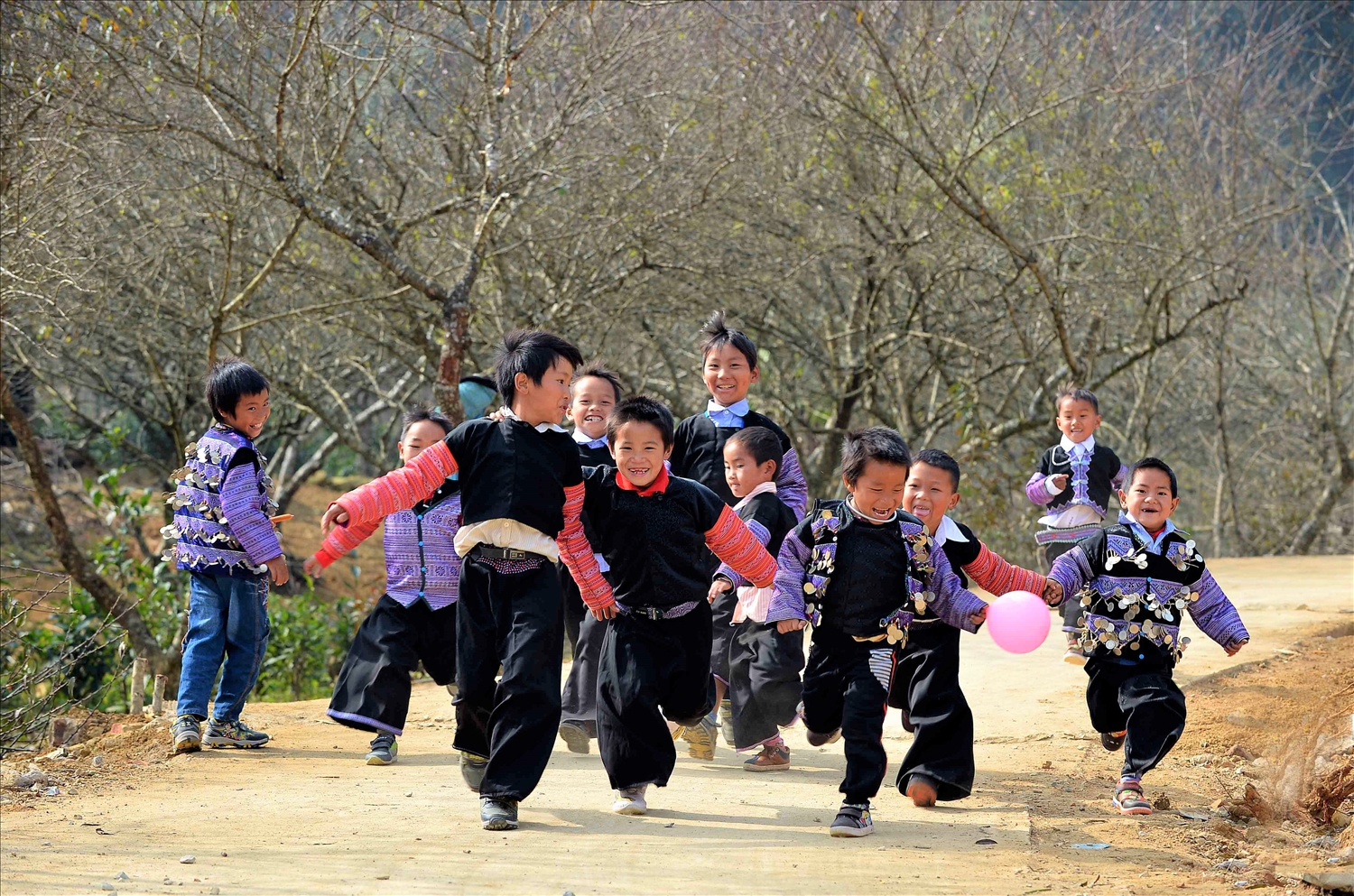 Trẻ em dân tộc Mông trong trang phục truyền thống của dân tộc (Ảnh Thanh Hà)