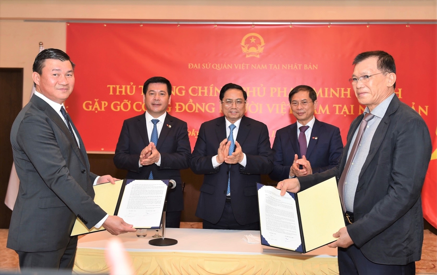 Thủ tướng chứng kiến trao văn bản hợp tác giữa công ty DIC và Hiệp hội Doanh nghiệp Việt Nam tại Nhật Bản. Ảnh: VGP/Nhật Bắc