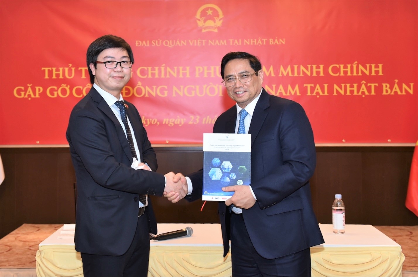 Sinh viên Nguyễn Đức Anh, Chủ tịch Hội Sinh viên Việt Nam tại Nhật Bản kính tặng Thủ tướng cuốn sách về KHCN Nhật Bản. Ảnh: VGP/Nhật Bắc