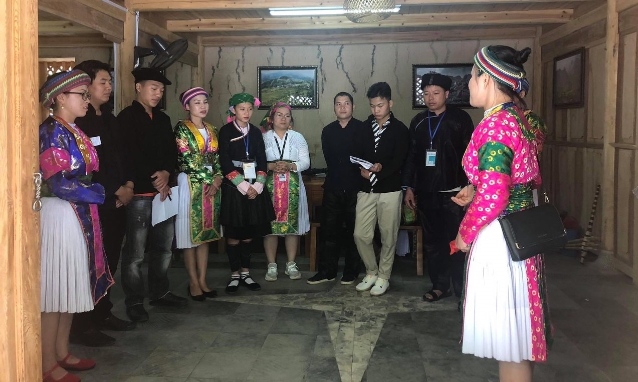 Các hộ kinh doanh du lịch tại Làng văn hóa du lịch cộng đồng dân tộc Mông, thôn Pả Vi Hạ (Mèo Vạc, Hà Giang) chia sẻ kinh nghiệp đón khách du lịch