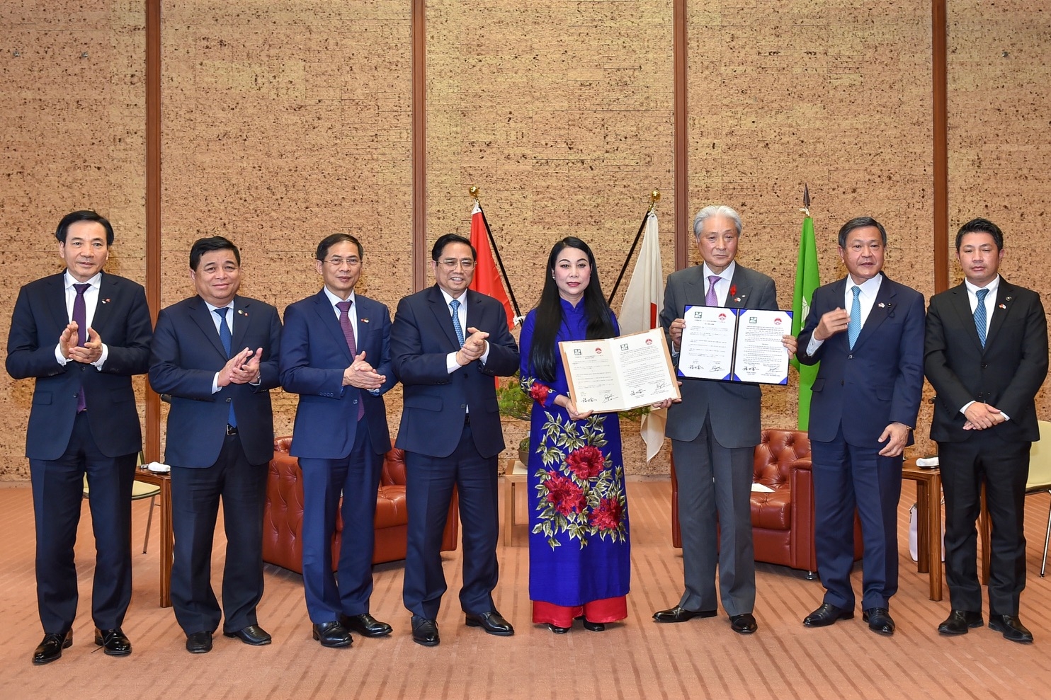 Thủ tướng chứng kiến lễ trao thỏa thuận hợp tác hữu nghị giữa tỉnh Vĩnh Phúc Việt Nam và tỉnh Tochigi Nhật Bản. Ảnh: VGP/Nhật Bắc