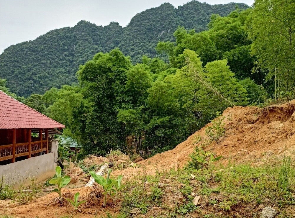Đất đá sạt lở xuống nhà dân ở khu Ca Thảy, bản Xuân Sơn, xã Sơn Điện, huyện Quan Sơn