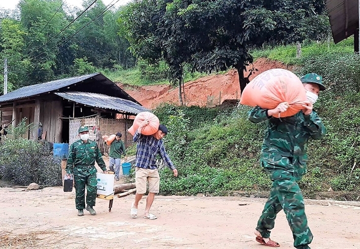 Cán bộ, chiến sĩ Đồn Biên phòng Cửa khẩu quốc tế Na Mèo giúp dân sơ tán, tránh sạt lở đất tại xã Na Mèo (Quan Sơn, Thanh Hóa) vào giữa tháng 10/2021