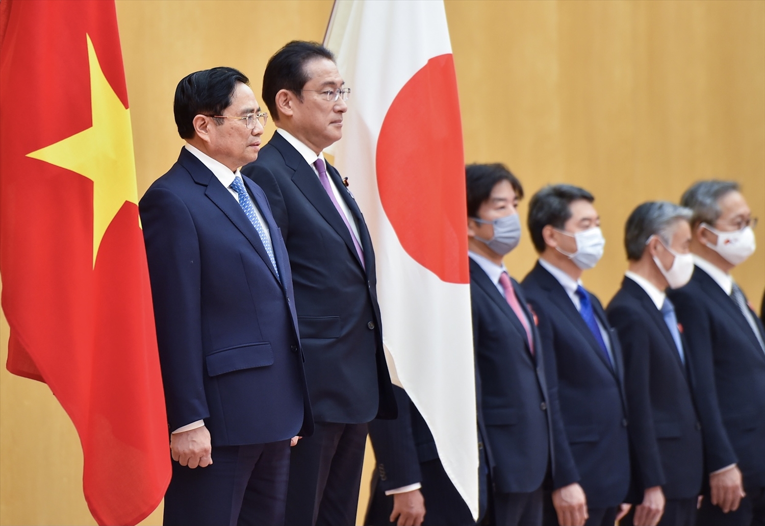 Trong không khí trang nghiêm, Thủ tướng Nhật Bản Kishida Fumio mời Thủ tướng Phạm Minh Chính bước lên bục danh dự. Ảnh: VGP/Nhật Bắc