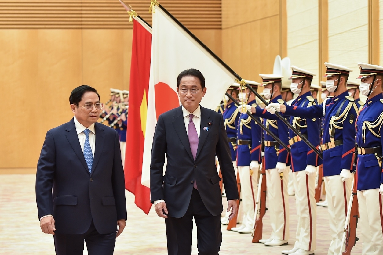 Thủ tướng Phạm Minh Chính và Thủ tướng Nhật Bản Kishida Fumio duyệt Đội danh dự. Ảnh: VGP/Nhật Bắc
