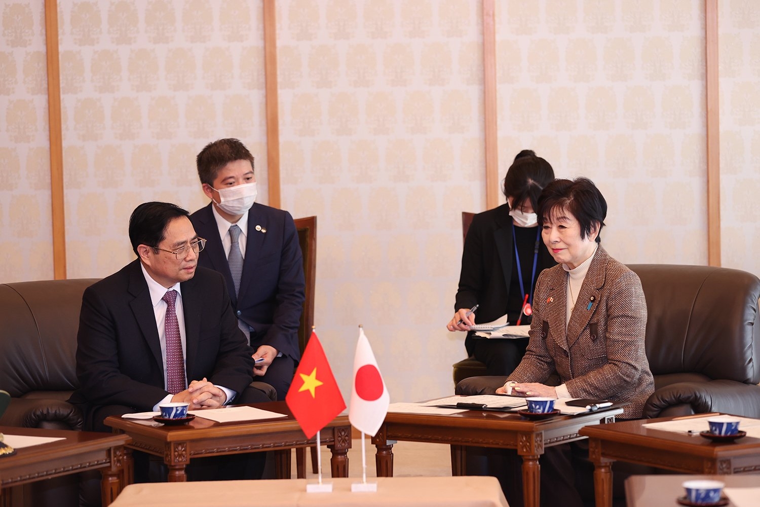 Tại cuộc hội kiến, Chủ tịch Thượng viện Nhật Bản khẳng định coi trọng tăng cường hơn nữa quan hệ hợp tác sâu rộng, toàn diện giữa hai nước và sẽ ủng hộ Chính phủ Nhật Bản tiếp tục hợp tác và hỗ trợ Việt Nam trong phát triển kinh tế, xã hội. Ảnh: VGP/Nhật Bắc