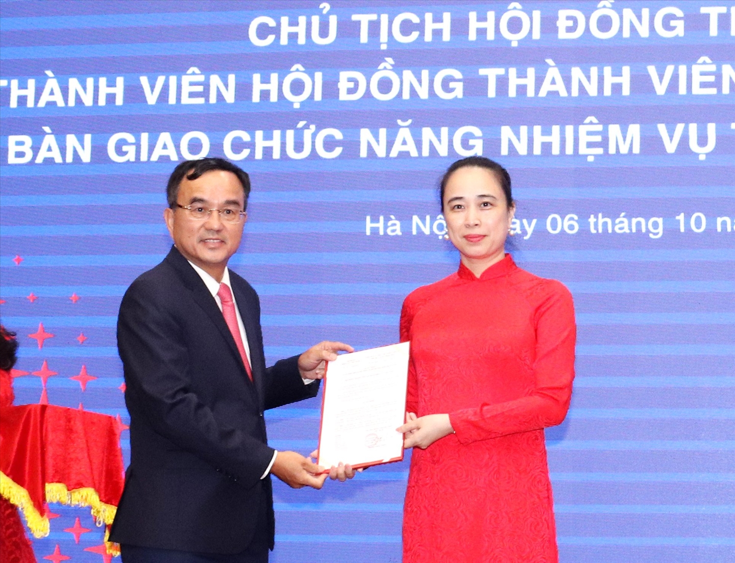 Ông Dương Quang Thành - Chủ tịch HĐTV EVN trao quyết định Bổ nhiệm chủ tịch HĐTV EVNNPC cho bà Đỗ Nguyệt Ánh