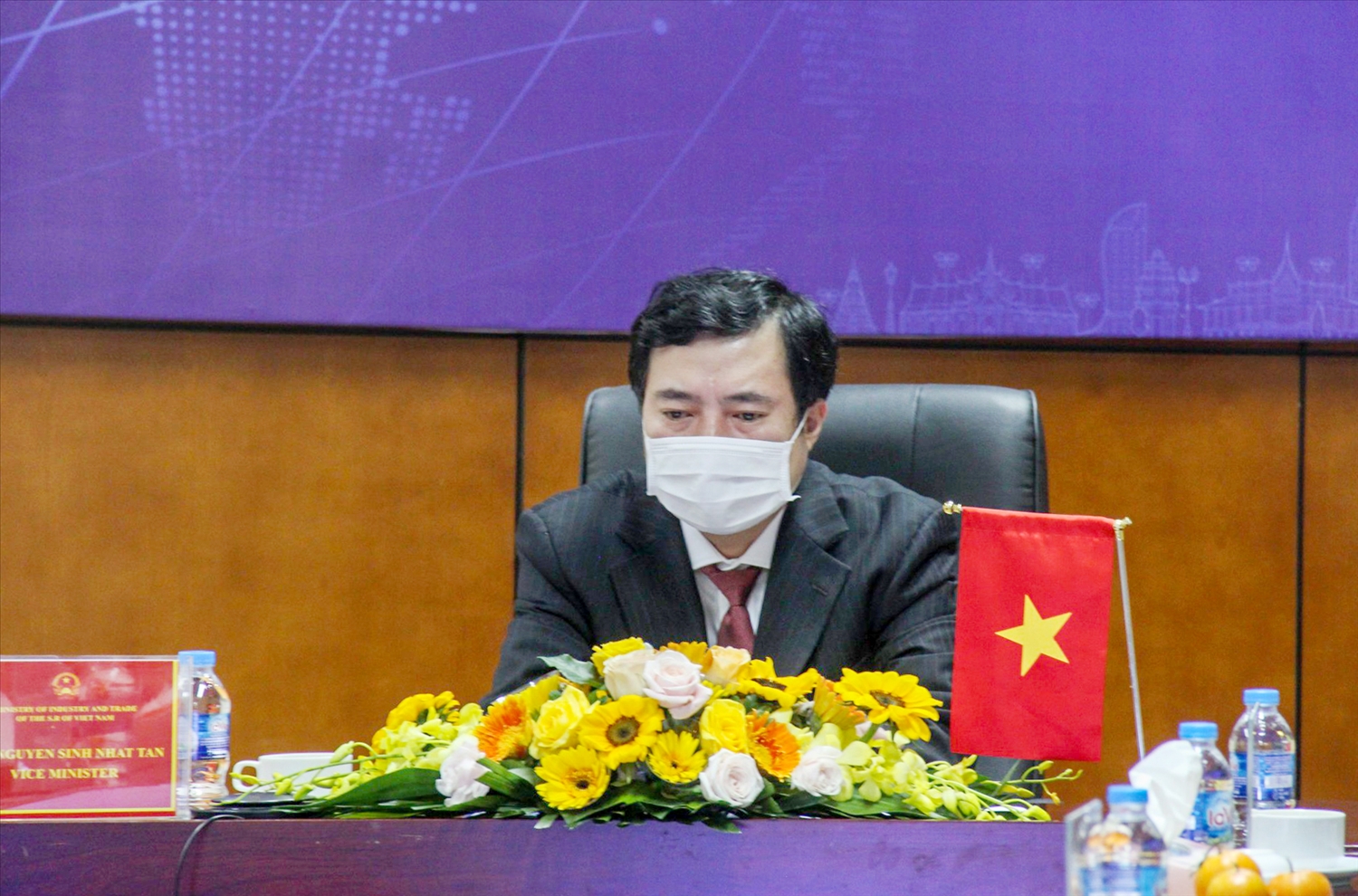 Thứ trưởng Bộ Công Thương Nguyễn Sinh Nhật Tân tham dự Hội nghị AEEBF1 trực tuyến