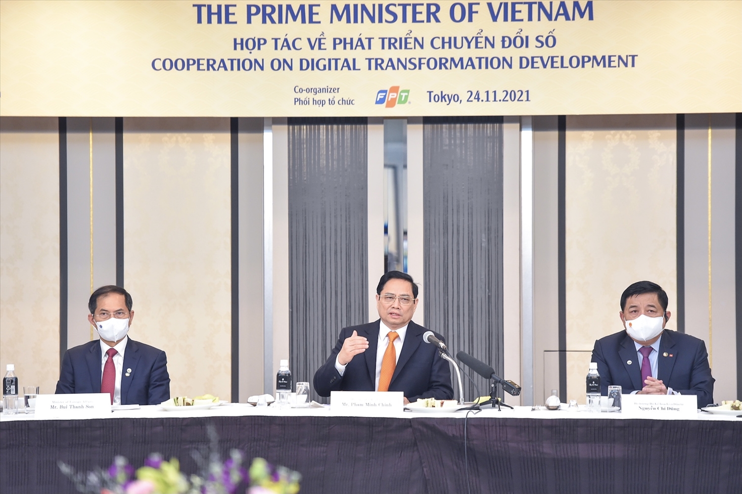 Trả lời câu hỏi của các doanh nghiệp, Thủ tướng cho biết, thời gian tới, Việt Nam sẽ tiếp tục hoàn thiện thể chế chuyển đổi số trên cơ sở xuất phát từ thực tiễn, bám sát thực tiễn, lấy thực tiễn làm thước đo. Ảnh: VGP/Nhật Bắc