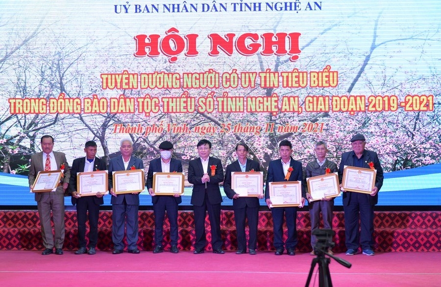 Lãnh đạo UBND tỉnh Nghệ An tặng Bằng khen của Chủ tịch UBND tỉnh cho 8 cá nhân có thành tích xuất sắc