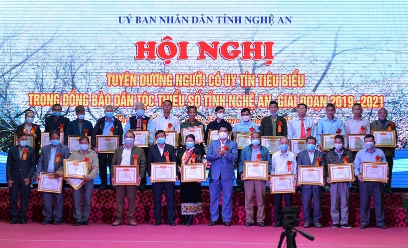 Trưởng Ban Dân tộc Nghệ An Vi Văn Sơn tặng Giấy khen cho những cá nhân là người uy tín có thành tích xuất sắc