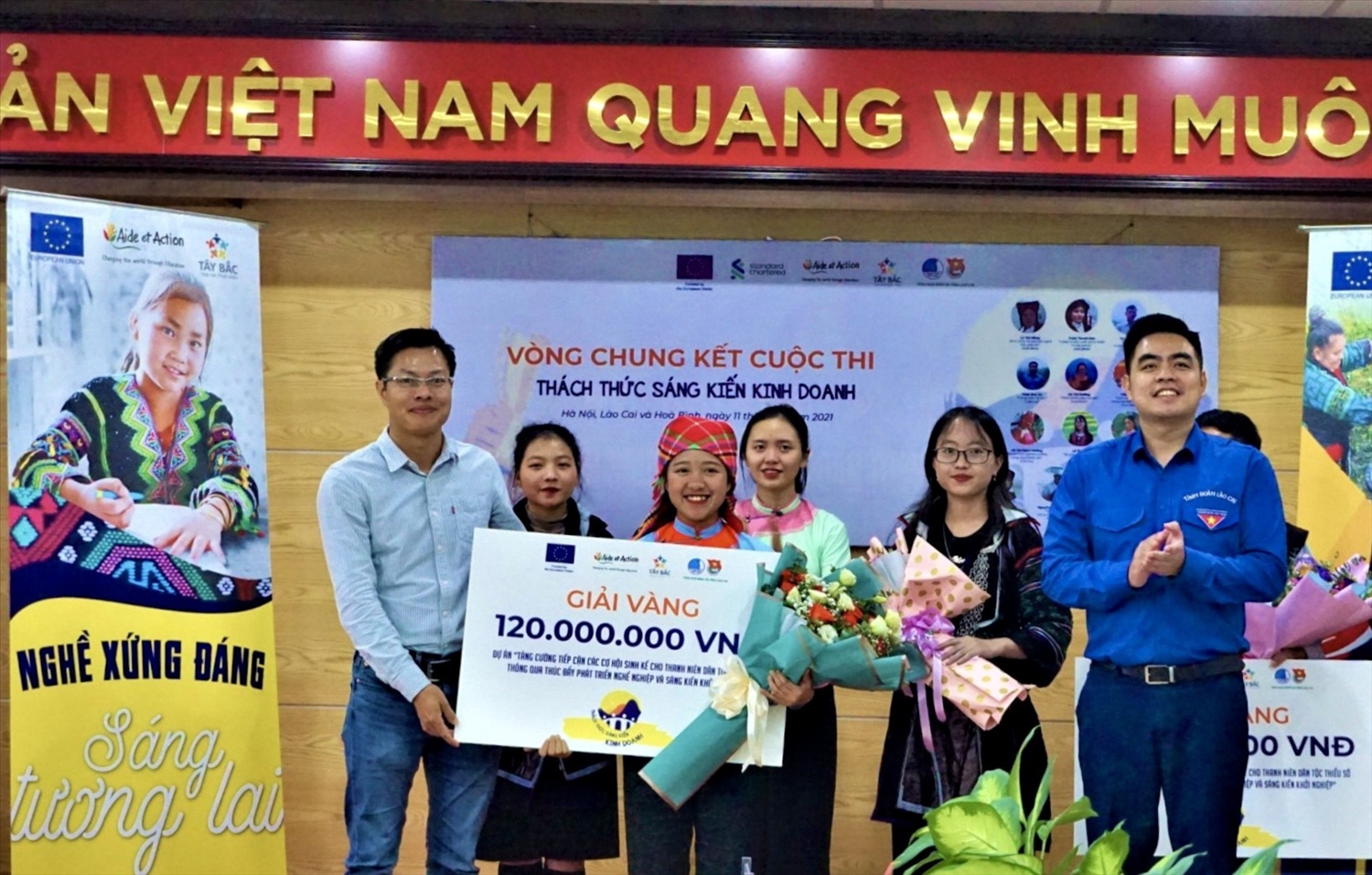 Cô gái người Giáy-Vũ Thị Ngọc Hướng (thứ 3 từ trái sang) tại Lễ trao giải Cuộc thi "thách thức kinh doanh 2021"
