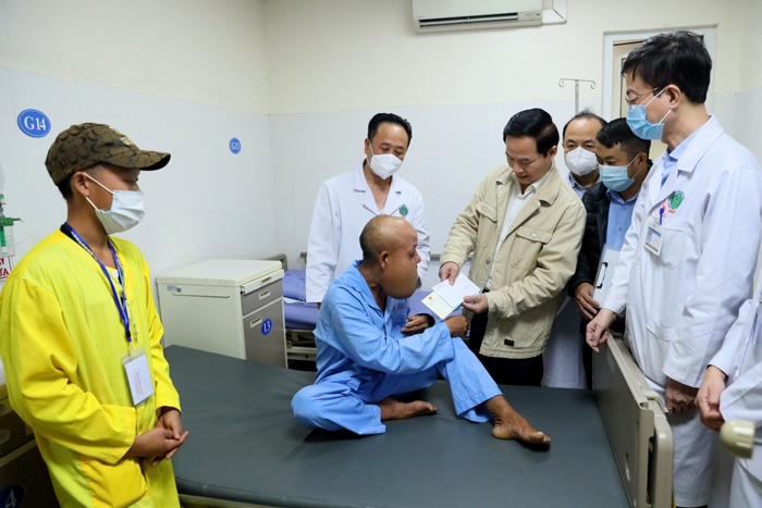 Thừa ủy quyền của Bộ trưởng, Chủ nhiệm Hầu A Lềnh, Nguyễn Quang Đức – Vụ trưởng Vụ Địa phương I (UBDT) trao tặng số kinh phí hỗ trợ cho bệnh nhân Thào A Tu