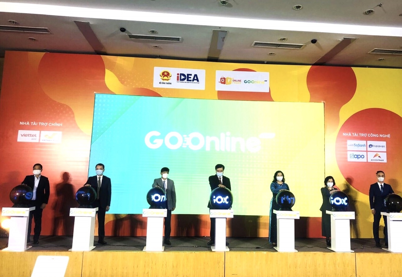 Các đại biểu bấm nút khai trương Chương trình Go Online. 