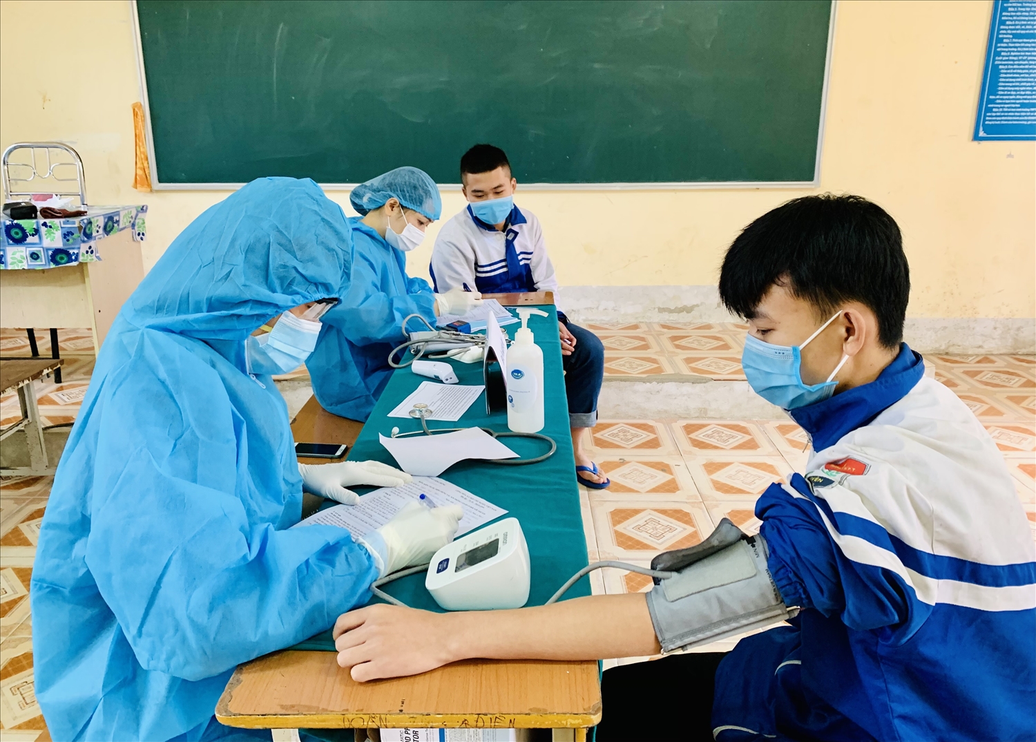 Hà Giang triển khai tiêm vắc xin phòng Covid-19 cho trẻ từ 12 đến 17 tuổi.