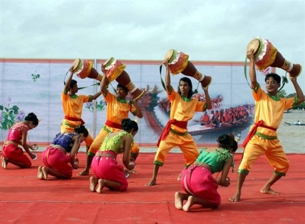 Múa trống Sadăm phục vụ lễ hội đua ghe ngo của đồng bào Khmer, hoạt động văn hóa truyền thống hàng năm hấp dẫn du khách