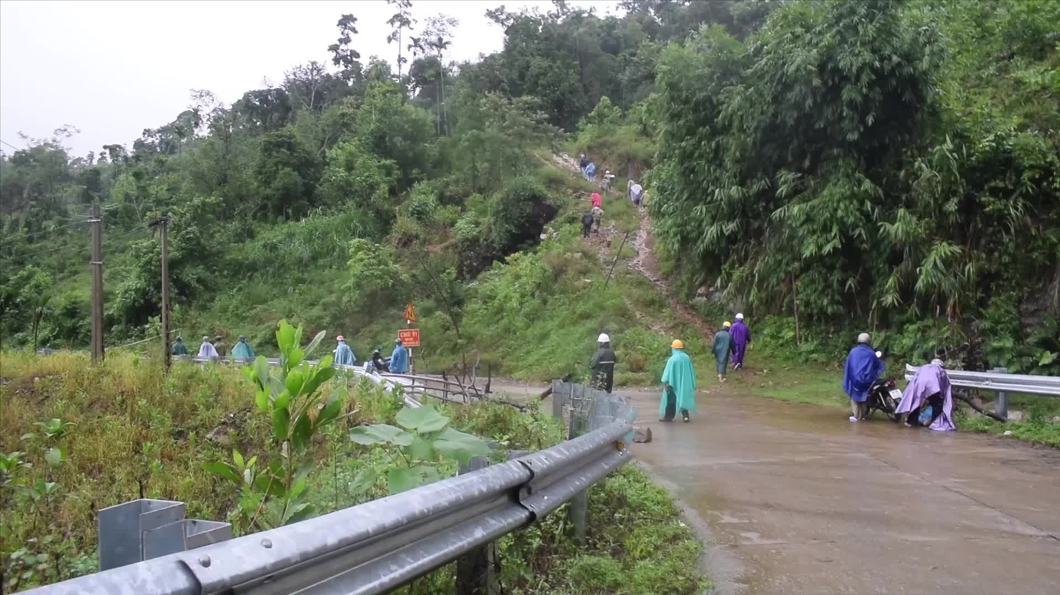 Cán bộ huyện Trà Bồng tìm đường tiếp tế cho người dân vùng sạt lở
