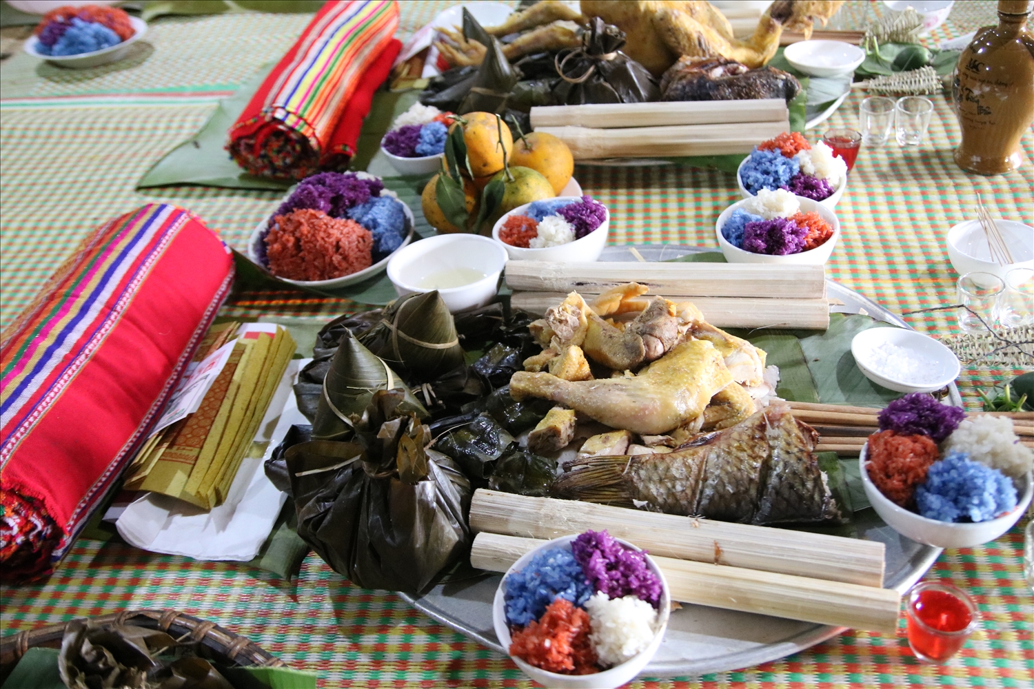 Mâm lễ cúng chuẩn bị đầy đủ các món ăn truyền thống của đồng bào Mường