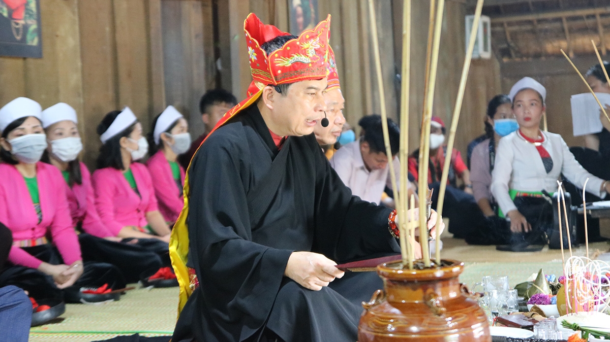 Thầy mo thực hiện các nghi thức trong lễ Mát nhà