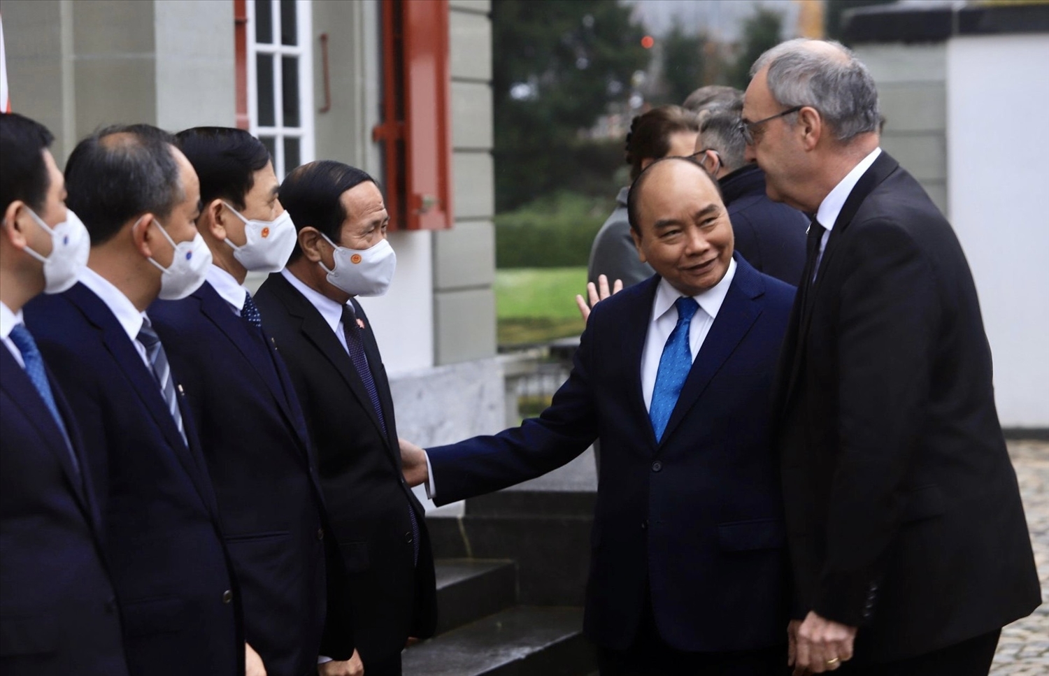 Chủ tịch nước Nguyễn Xuân Phúc giới thiệu với Tổng thống Liên bang Thụy Sỹ Guy Parmelin các thành viên đoàn đại biểu cấp cao Việt Nam