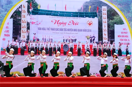 Biểu diễn cồng chiêng của dân tộc Mường tại Ngày hội văn hóa, thể thao các dân tộc huyện Nho Quan năm 2019