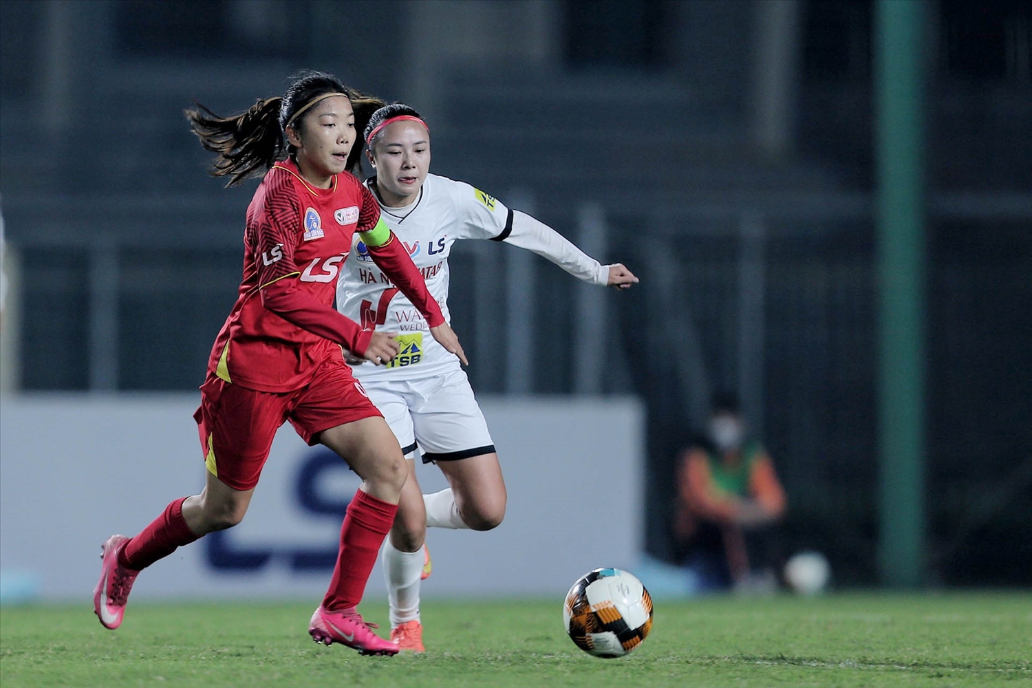 Đội trưởng Huỳnh Như (áo đỏ) tiếp tục thi đấu ấn tượng trong trận chung kết. Ảnh: VFF