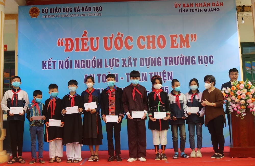 Trao học bổng cho các em học sinh khó khăn trên địa bàn huyện Hàm Yên, Tuyên Quang. 