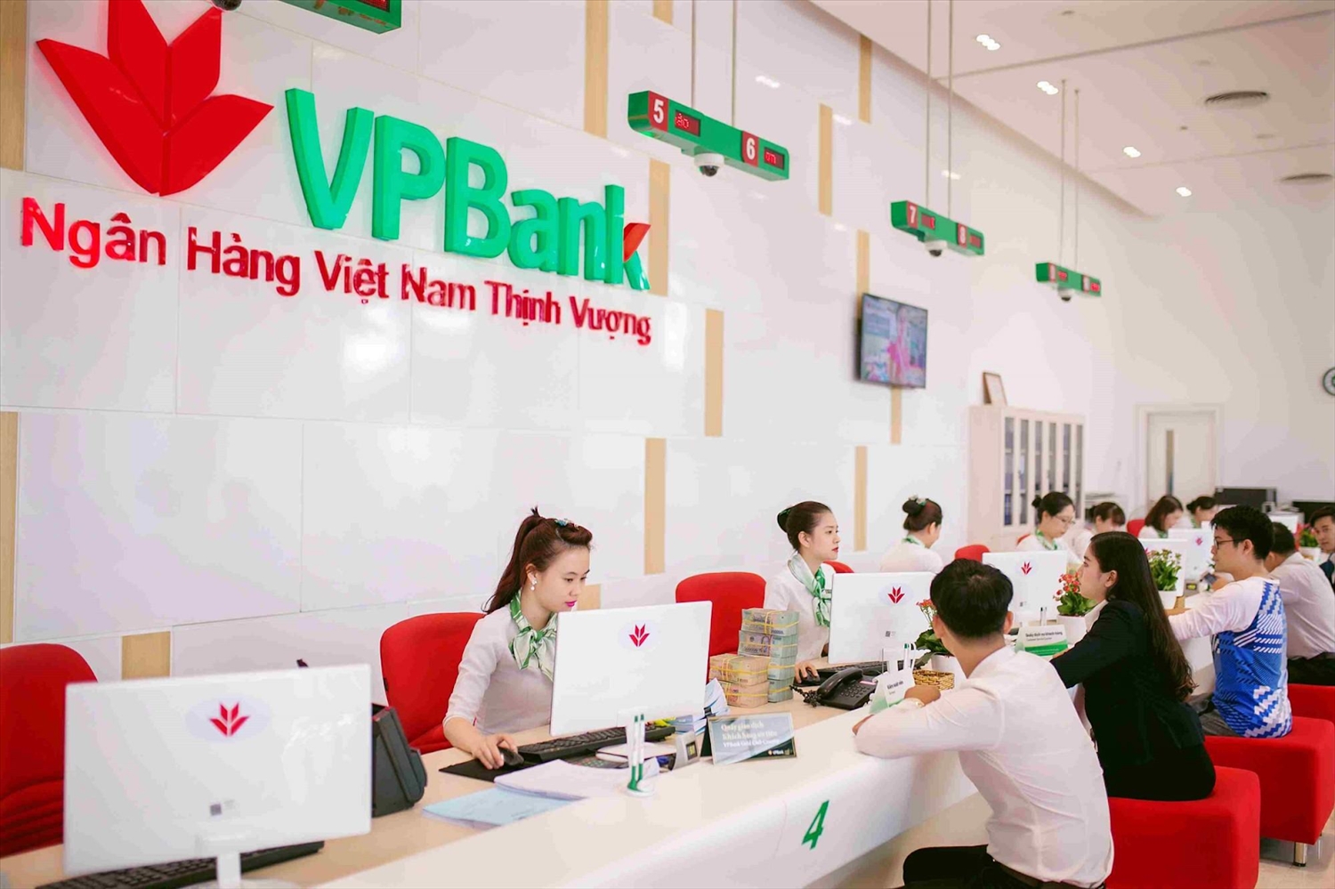 Ngân hàng VPBank triển khai nhiều chương trình ưu đãi dành cho khách hàng dịp cuối năm. 