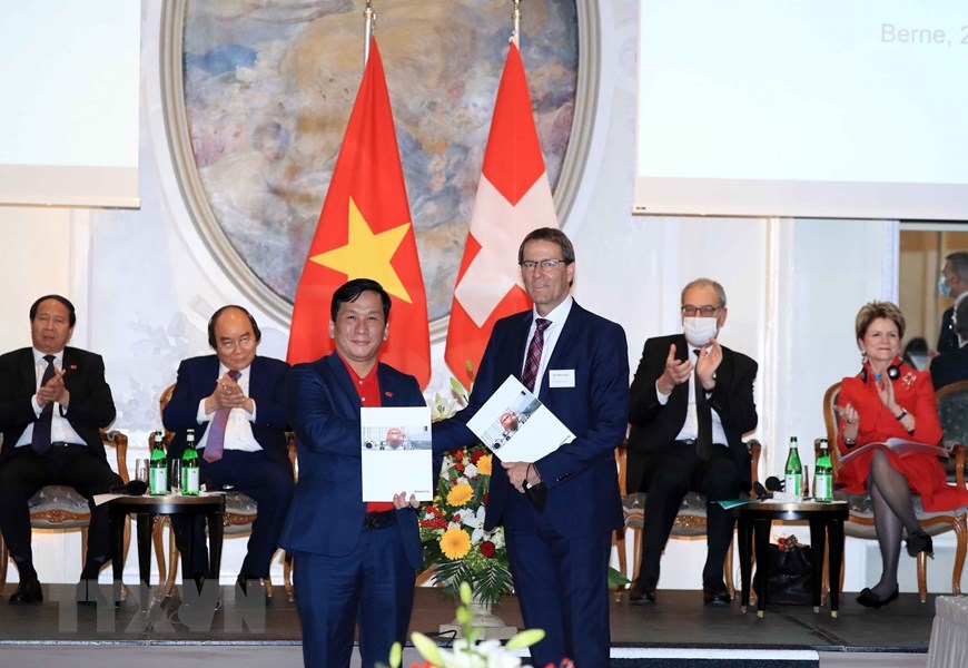 Chủ tịch nước Nguyễn Xuân Phúc và Tổng thống Thụy Sỹ Guy Parmelin chứng kiến lễ trao thỏa thuận hợp tác giữa doanh nghiệp hai nước. Ảnh: TTXVN